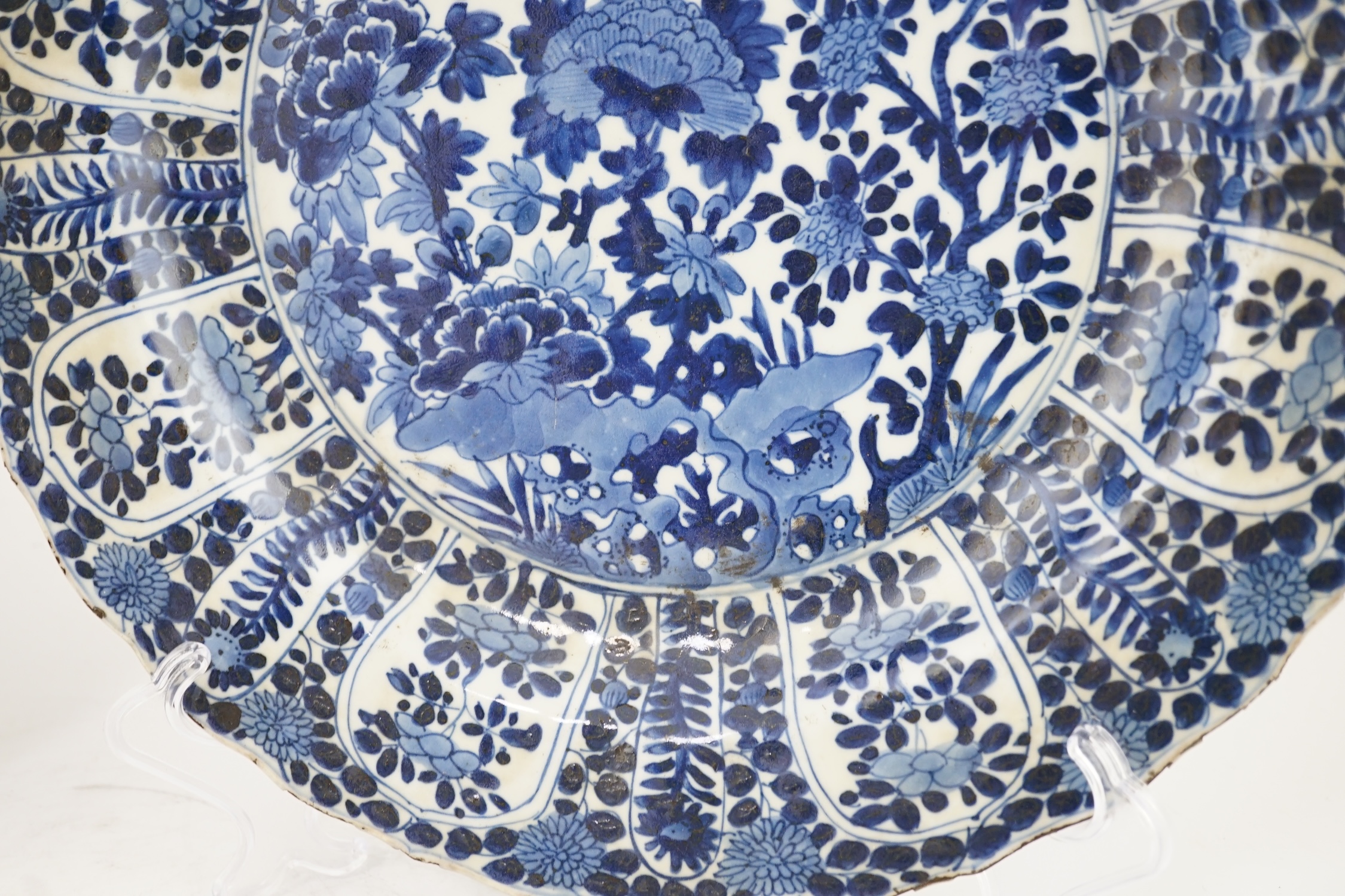 A pair of Chinese blue and white chargers, Kangxi period (1662-1722)